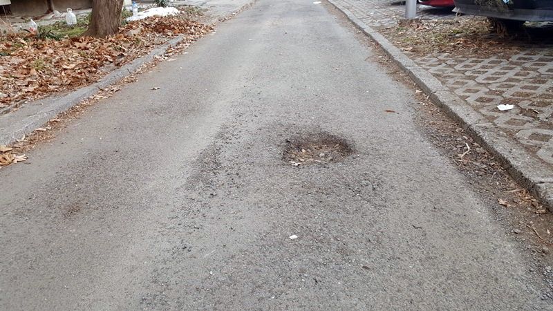 Фотооко: А дупките по малките улички в комплексите кога ще оправите? (Снимки) - E-Burgas.com